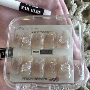 Handmade Acrylic & Gel Reusable Nails - Shimmering 3D Flower